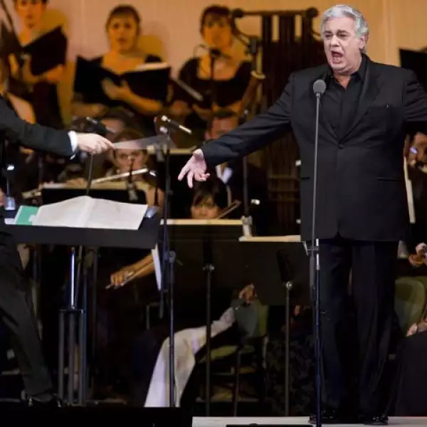 Deleitó a la audiencia con piezas de autores contemporáneos como Mauricio Fabricio, Guido Morra, Federico Moreno Torroba y Pablo Sorozábal, así como `Amor Infinito´, que escribió en coautoría con su hijo, Plácido.