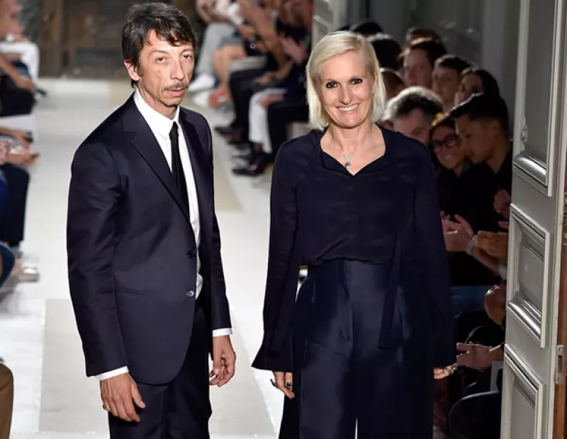 Nunca imaginamos que el dúo creativo de Valentino, Maria Grazia Chiuri y Pierpaolo Piccioli, se separaría. Pero los rumores que ella dirigirá la maison son fuertes y sería la primera mujer en hacerlo.