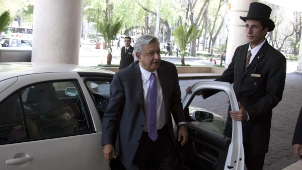En un Jetta blanco.