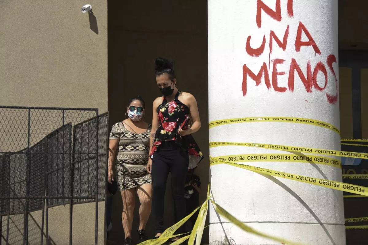 Mujeres forman parte de una protesta afuera del ministerio público en Ciudad de Guatemala. 