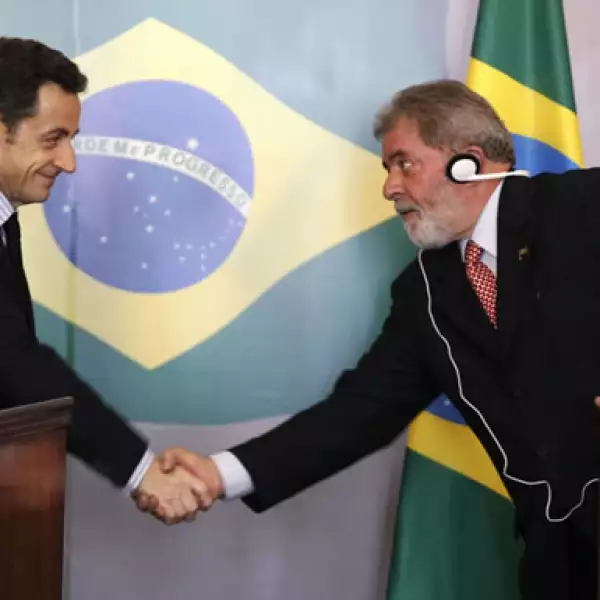 El presidente francés y Lula da Silva en la cumbre Brasil-Unión Europea, en Río de Janeiro.