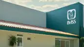 Exterior de una clínica del IMSS en Huatulco, Oaxaca.