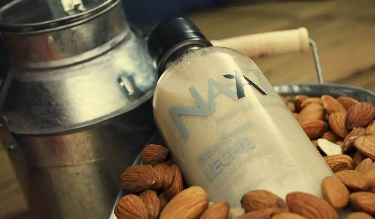 Leche vegana de almendra con dátil, canela y maple