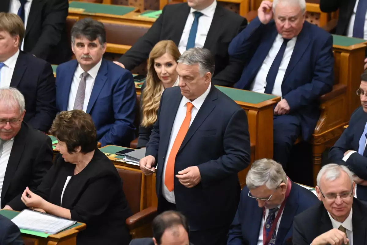 El primer ministro Viktor Orban, en el centro, llega a la sesión de apertura del nuevo Parlamento de Hungria en Budapest. 