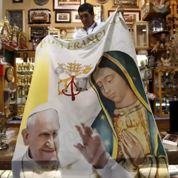 En algunos lugares se ven los pósters del papa junto a la Virgen de Guadalupe.