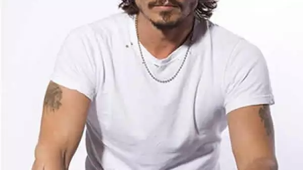 Johnny Depp es un gran aficionado a los tatuajes, se conocen más de 14. Además de el nombre de sus hijos Lily Rose y Jack, tiene uno que lee “Wino Forever”, el cual solía decir “Winona Forever” hasta antes de su rompimiento con la actriz. Depp tiene tambi