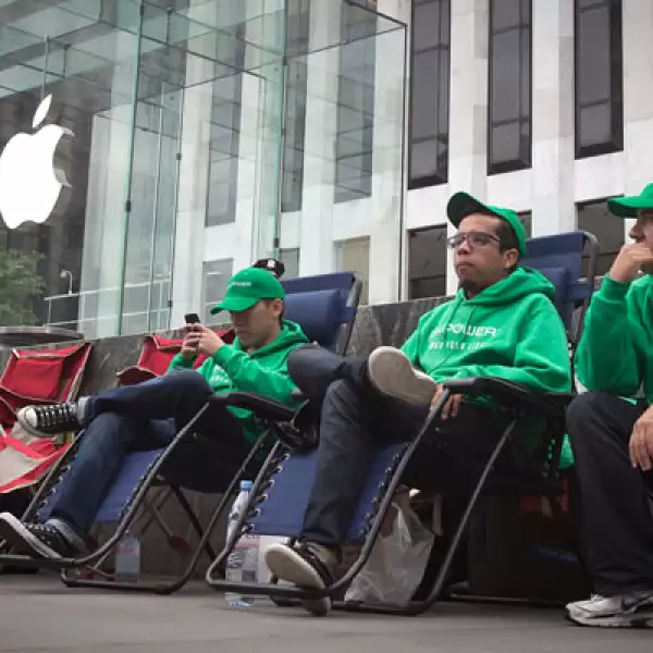 Apple anunciará el nuevo teléfono hasta las 12:00 hora de México, pero algunos clientes ya esperan el nuevo producto en tiendas de Nueva York.