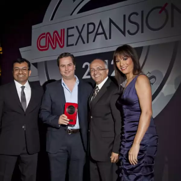 Walmart de México fue el primer galardonado. Su applicación, Superama Móvil, es lo Mejor del e-Bussines en Apps. Rafael Castelltort, subdirector de e-Commerce, recibió el reconocimiento.
