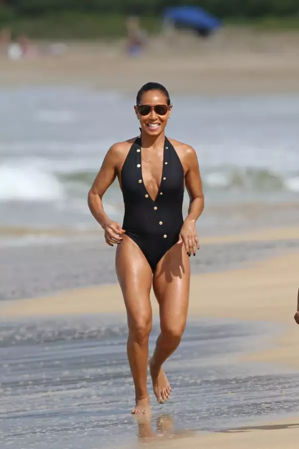 A sus 44 años, Jada Smith presumió cuerpazo en la playa.