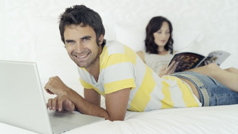 sexualidad hombre mujer pareja computadora