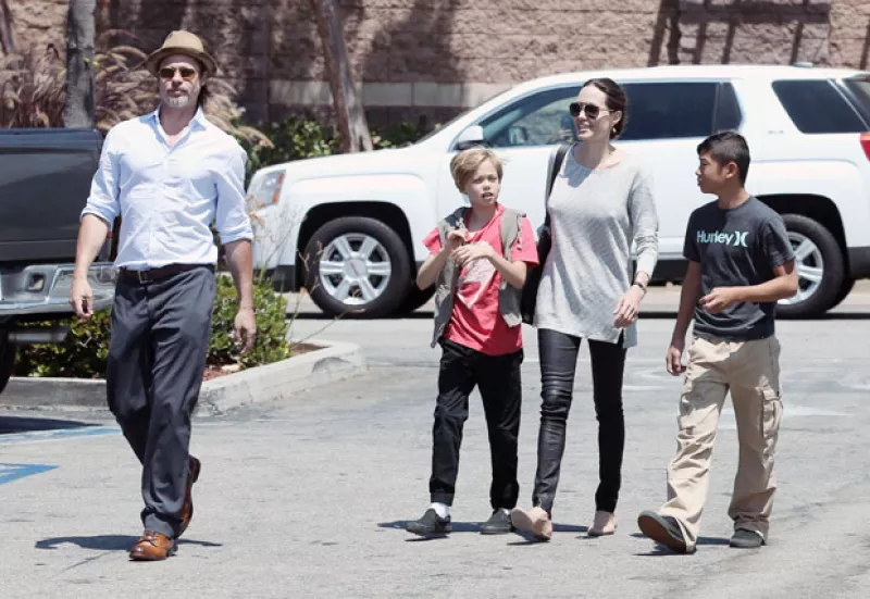 El matrimonio ha celebrado este fin de semana el cumple de los pequeños de la familia, Knox y Vivienne, en una pista de patinaje.