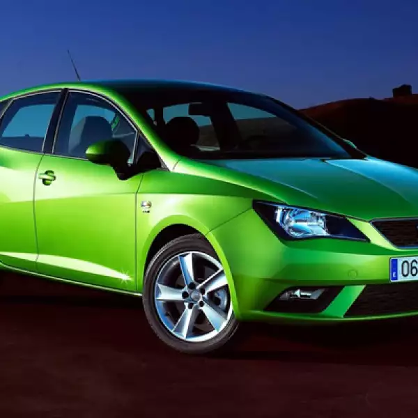 La automotriz española le da algunos toques estéticos a uno de sus modelos insignia, pero el mayor cambio es en el interior, ya que su motor se ha vuelto más ecológico, dijo la empresa en un comunicado de prensa.