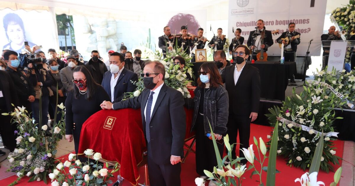 They fulfill the last will of Carmen Salinas and fans pay tribute to her