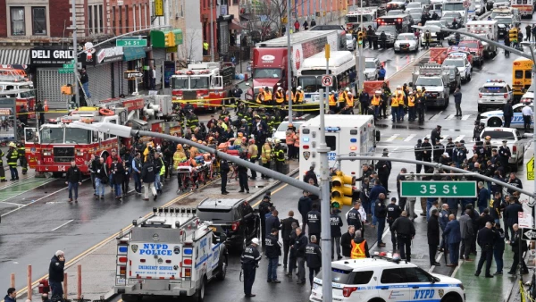 Miembros del Departamento de Policía de Nueva York patrullan las calles después de que al menos 13 personas resultaron heridas durante un tiroteo en hora pico en una estación de metro en el distrito de Brooklyn de Nueva York el 12 de abril de 2022, donde las autoridades dijeron que se recuperaron "varios dispositivos sin detonar". en medio de escenas caóticas. - Las ambulancias se alinearon en la calle frente a la estación de metro de la calle 36, donde una portavoz de la policía de Nueva York dijo a la AFP que los oficiales respondieron a una llamada al 911 de una persona baleada a las 8:27 am (12:27 GMT). El sospechoso seguía prófugo, según el presidente del condado de Manhattan, Mark Levine.