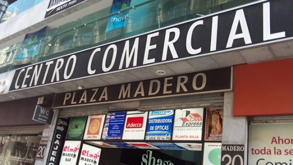 Plaza Madero está ubicada sobre la avenida del mismo nombre, en el centro de la Ciudad de México.