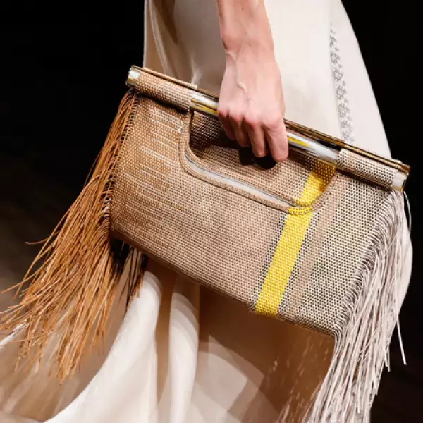 Este clutch de Ferragamo suele ser muy práctico cuando tienes pocas cosas que guardar.