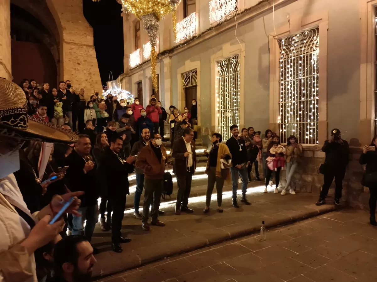 Personas en calles de Zacatecas en recorrido nocturno.