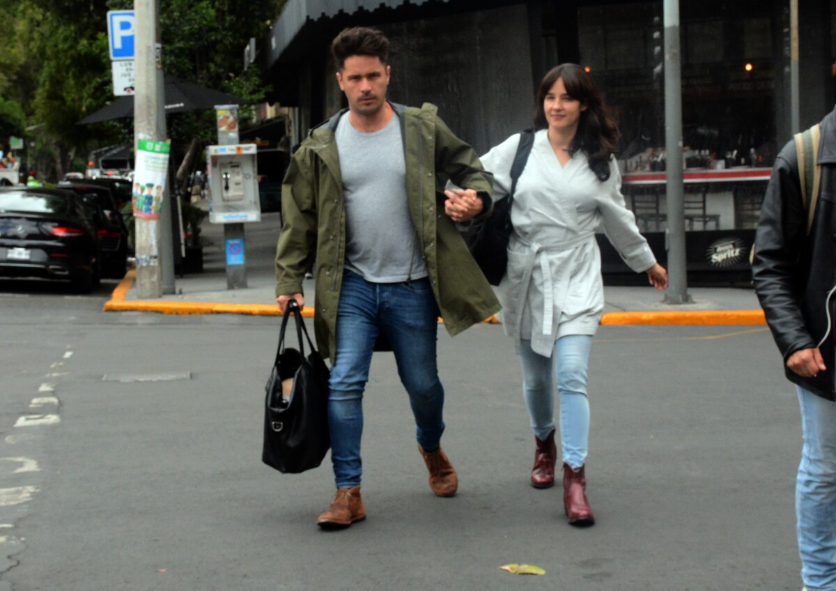 Como pocas veces, Ximena Sariñana se deja ver de date con su esposo