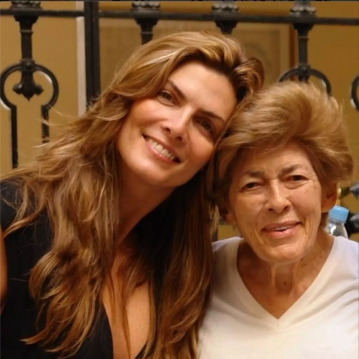 Con un tierno video, en el que se recopilan diversos momentos de su madre, es como la guapa conductora recuerda a su “amor eterno”.