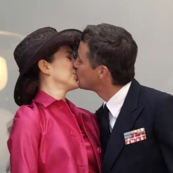 La pareja real danesa aunque no son muy cariñosos en público, cuano lo hacen no ocultan esa mirada de cómplices.