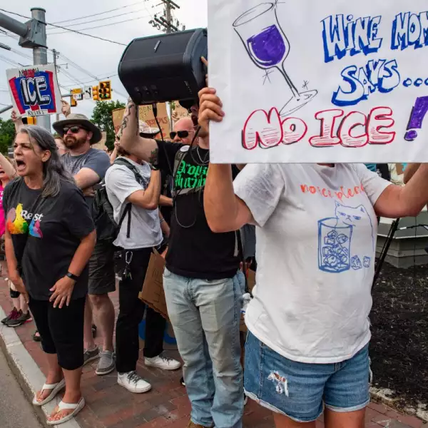 Los manifestantes protestan contra el ICE durante una vigilia pacífica en honor a un hombre colombiano de 26 años que recibió un disparo fatal durante una operación de Inmigración y Control de Aduanas (ICE) en Biddeford, Maine, el 13 de julio de 2026.