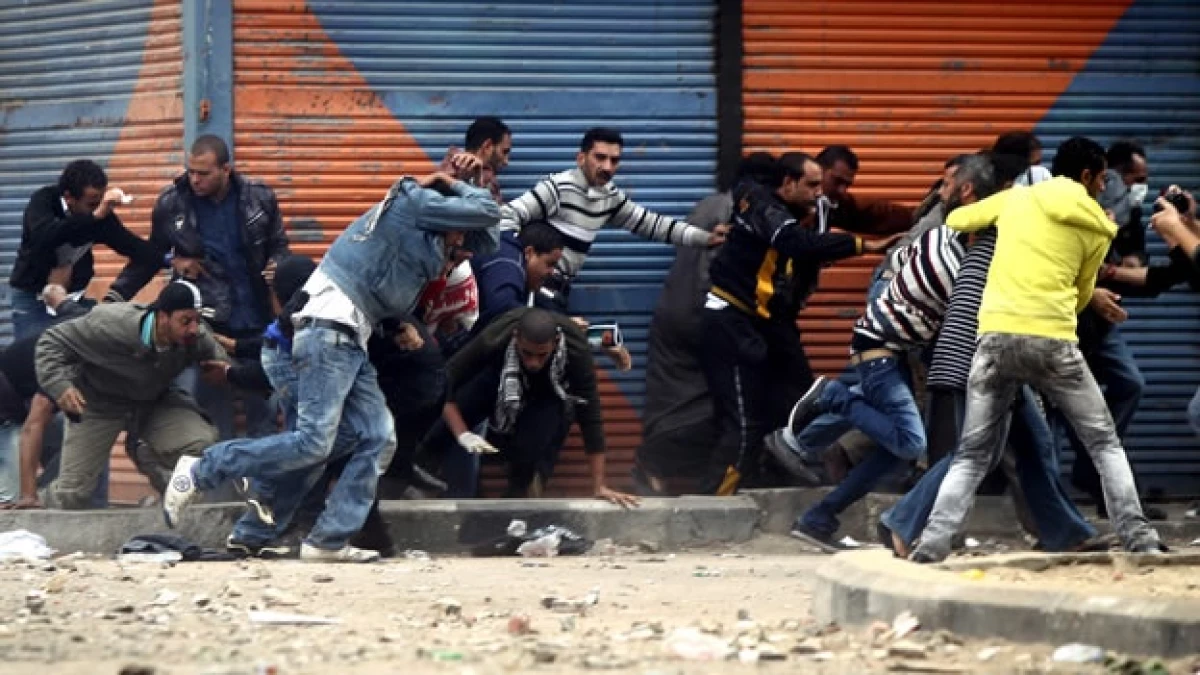 hombres corren y se cubren durante enfrentamientos