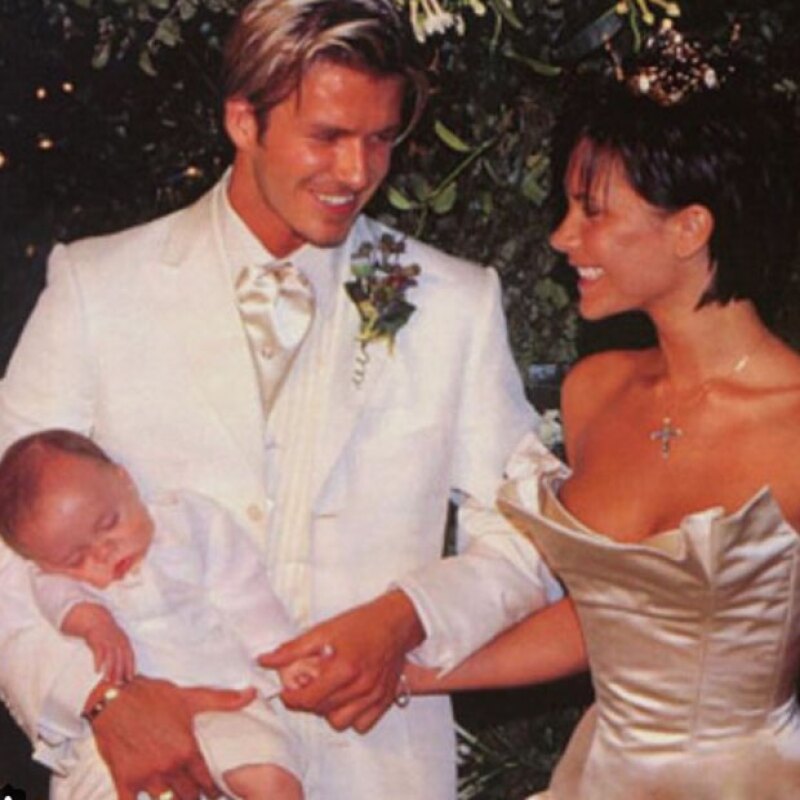 Con una emotiva foto de su boda, fue como Brooklyn felicitó a sus papás.