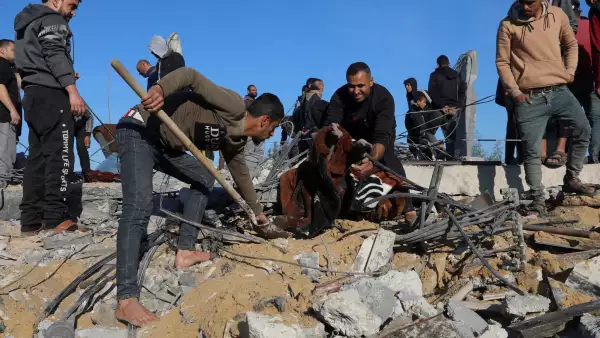 Los palestinos buscan víctimas en el lugar de un ataque israelí, en Rafah, en el sur de la Franja de Gaza, el 7 de enero de 2024.