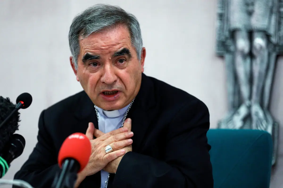 El cardenal Giovanni Angelo Becciu, que ha estado atrapado en un escándalo inmobiliario, habla con los medios de comunicación un día después de que renunciara repentinamente y renunciara a su derecho a participar en un eventual cónclave para elegir a un Papa, cerca del Vaticano, en Roma, Italia, el 25 de septiembre de 2020.