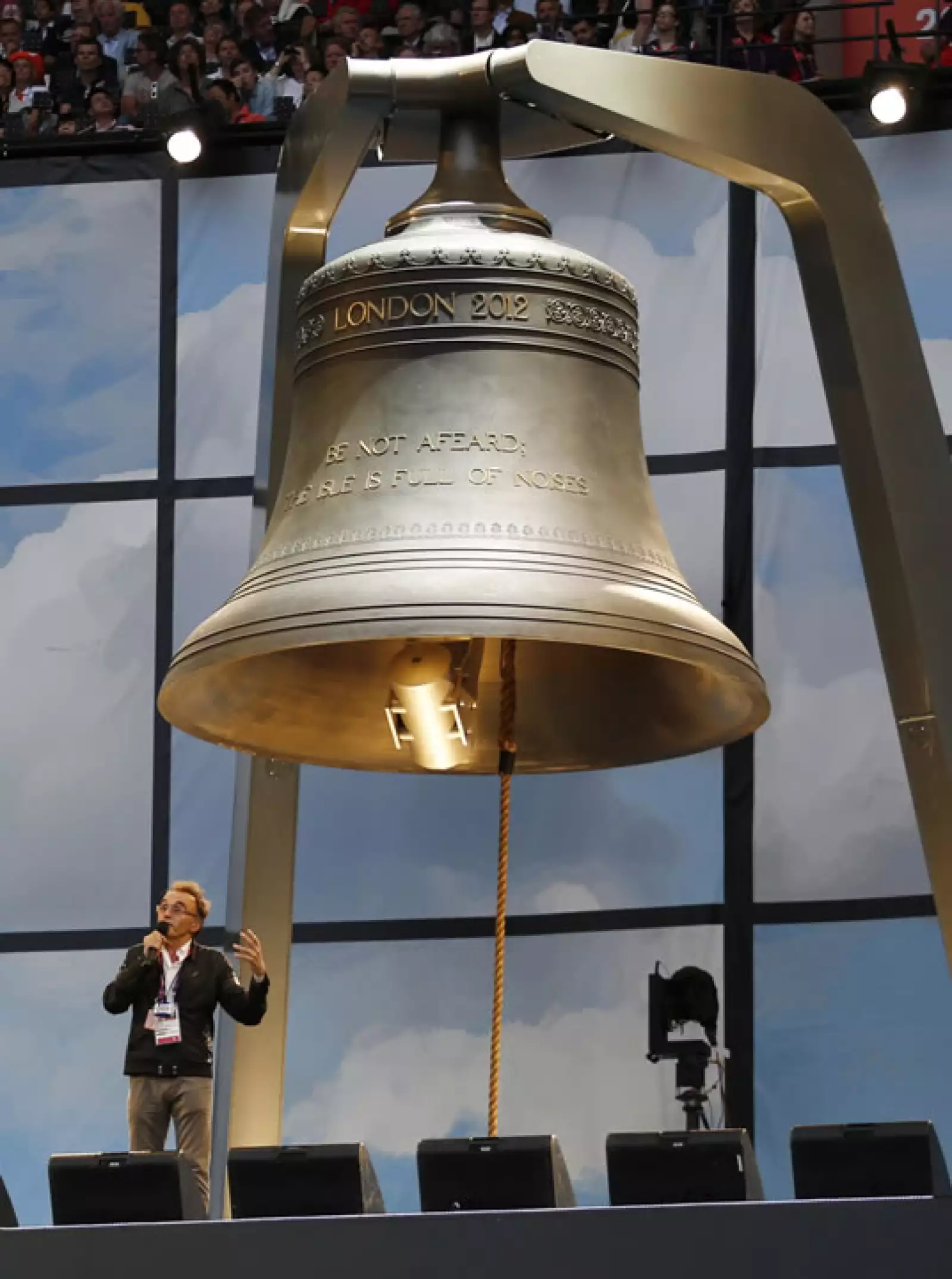 El director artístico de los Juegos Olímpicos,  Danny Boyle, ofreció unas palabras junto a la campana olímpica previas a la ceremonia de apertura.