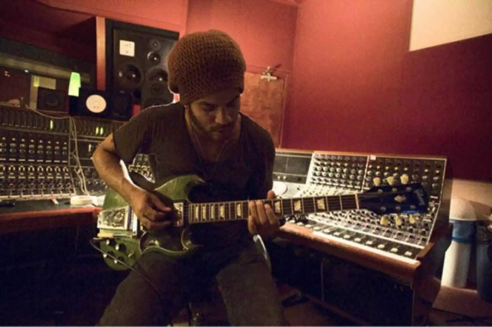 Lenny Kravitz decidió subir una foto tocando la guitarra para complacer a sus fans.