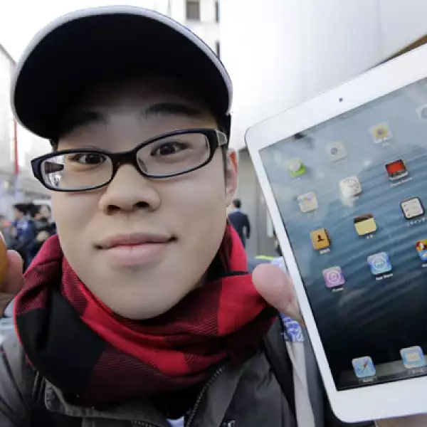 Koudai Taguchi, de 19 años de edad, posa con su nuevo ‘gadget’.