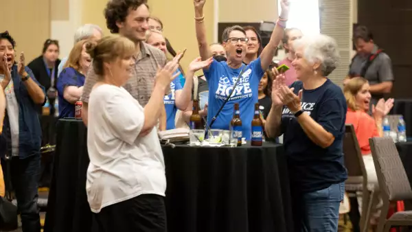 Activistas a favor del aborto reacciones después de que las primeras encuestas después del cierre de las urnas mostraban que los votantes rechazaron una enmienda que declaraba que no existía el derecho al aborto. 