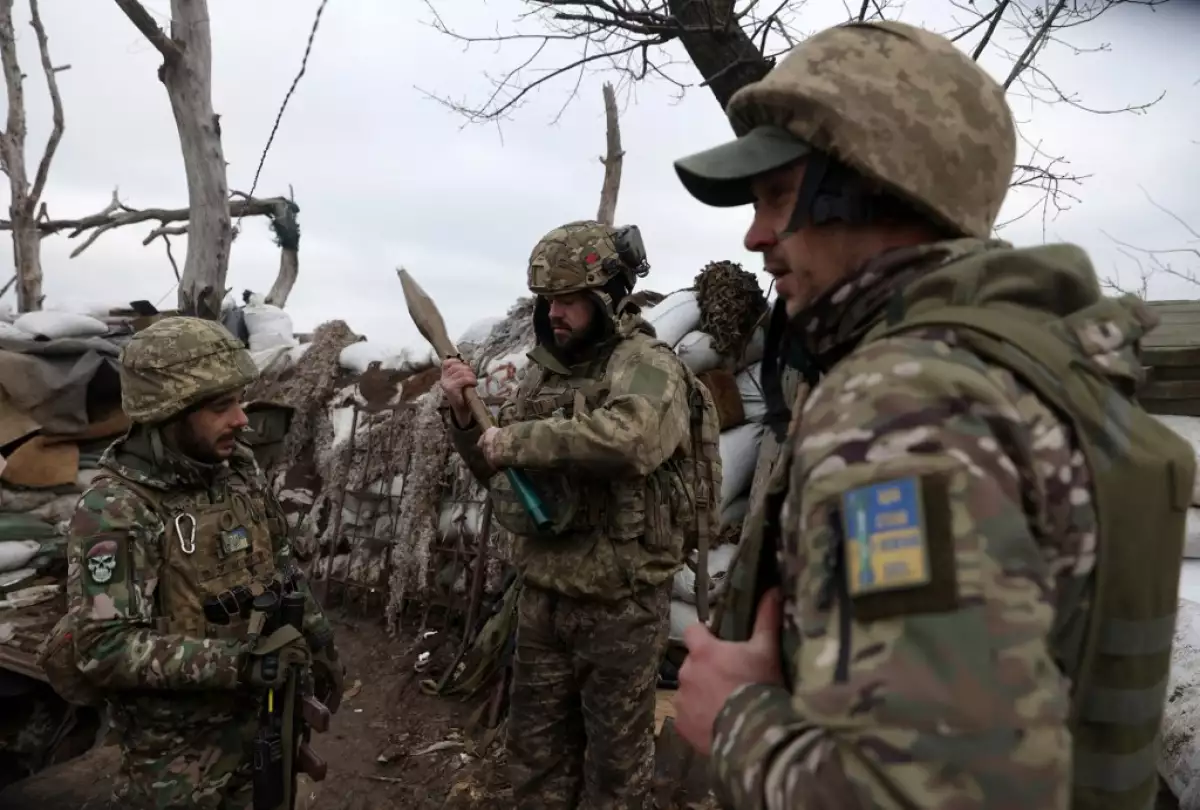 Los militares ucranianos examinan un cohete RPG mientras se encuentran en una trinchera en una posición de primera línea en la región de Donetsk el 23 de enero de 2023, en medio de la invasión rusa de Ucrania.