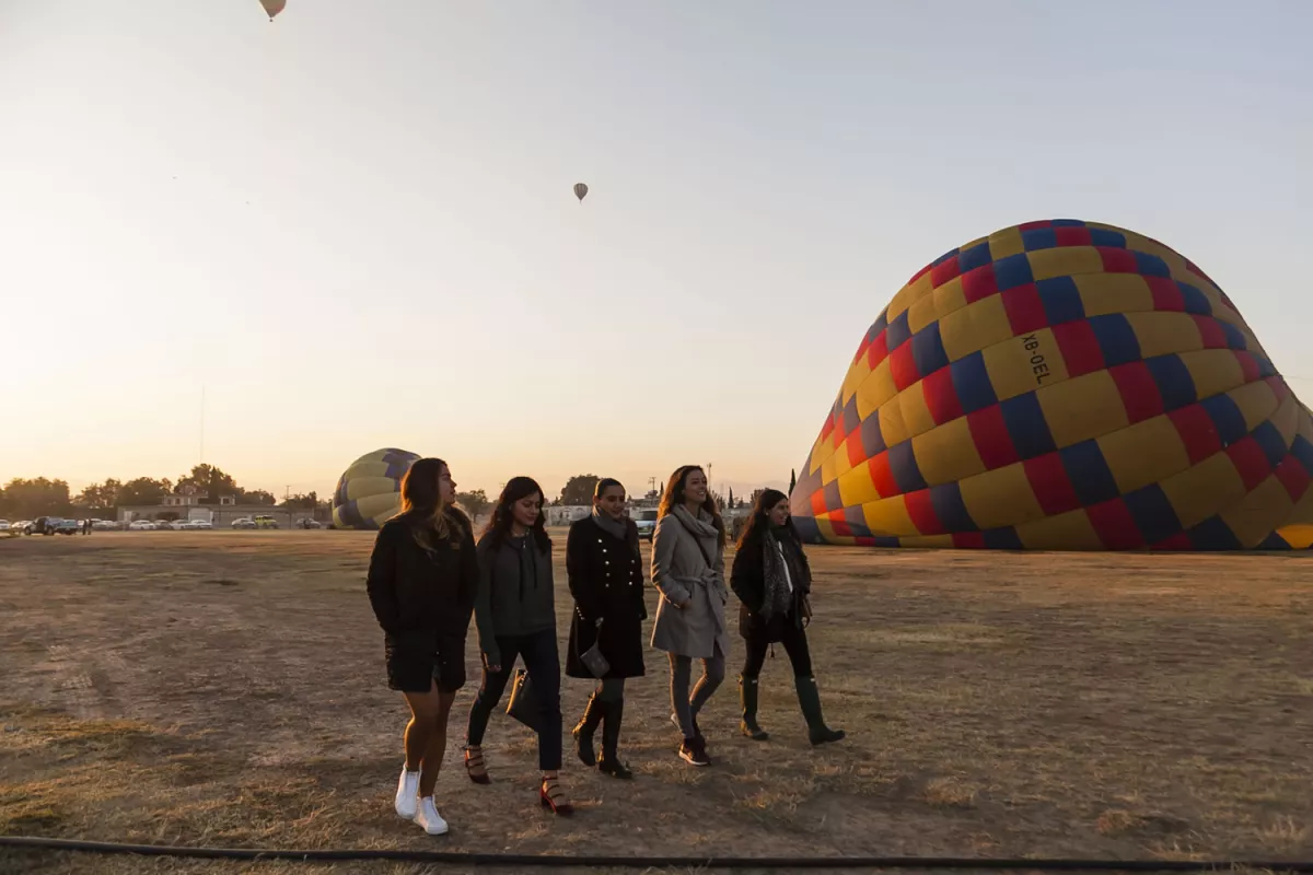 Dinner in the Sky She's Mercedes