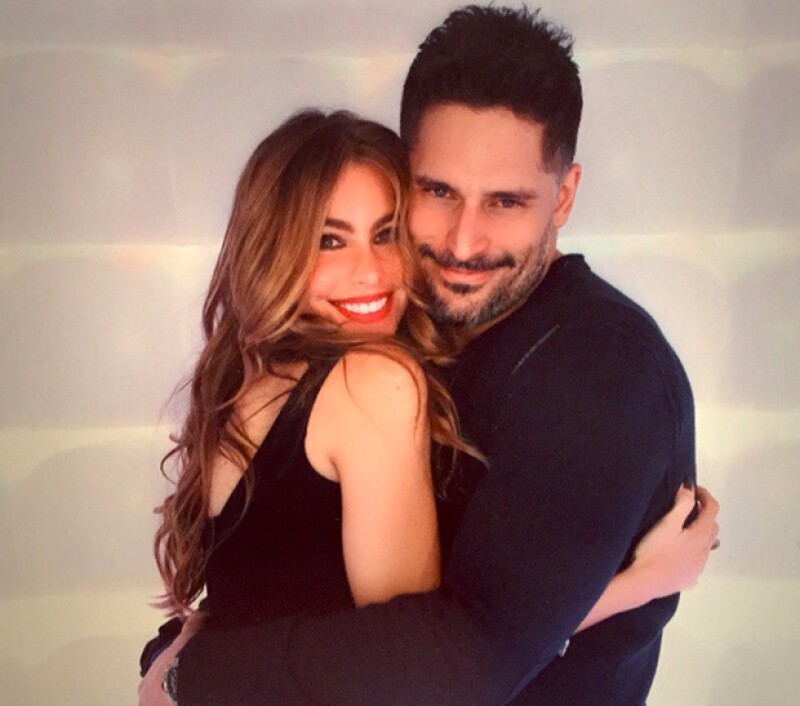 Tras seis meses de relación, la estrella colombiana y el actor estadounidense se comprometieron en Navidad.