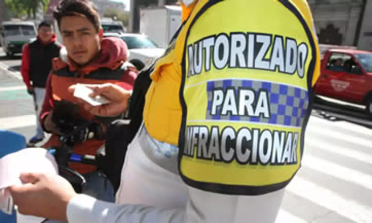 1,400 policías están autorizados para multar a los conductores infractores. (Foto: Notimex)