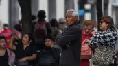 Adultos mayores en la calle entre jóvenes.
