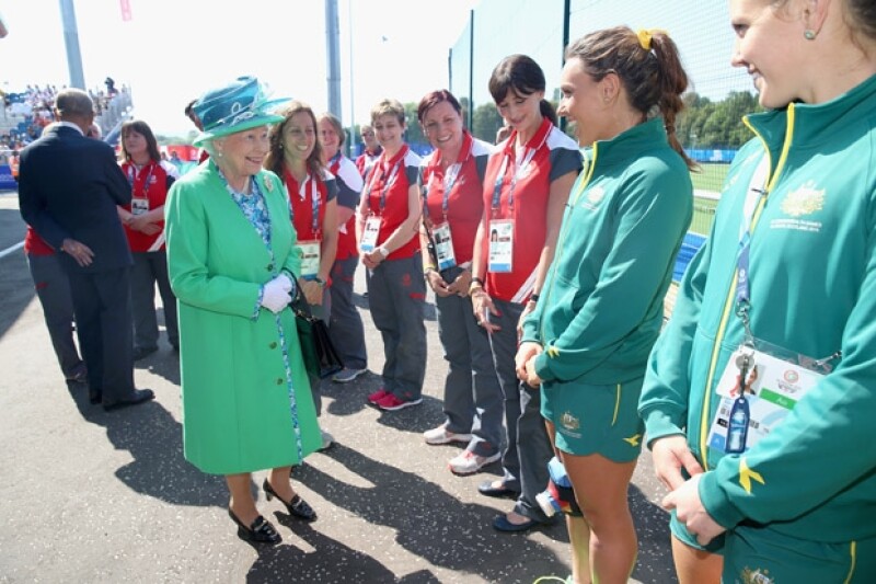 Acudió acompañada de su esposo, Felipe de Edimburgo y en su visita se acercó al campo a saludar a los atletas de los Juegos de la Commonwealth.
