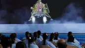 La gente ve una transmisión en vivo del aterrizaje de la nave espacial Chandrayaan-3 en la luna, dentro de un auditorio de Gujarat Science City en Ahmedabad, India, el 23 de agosto de 2023.