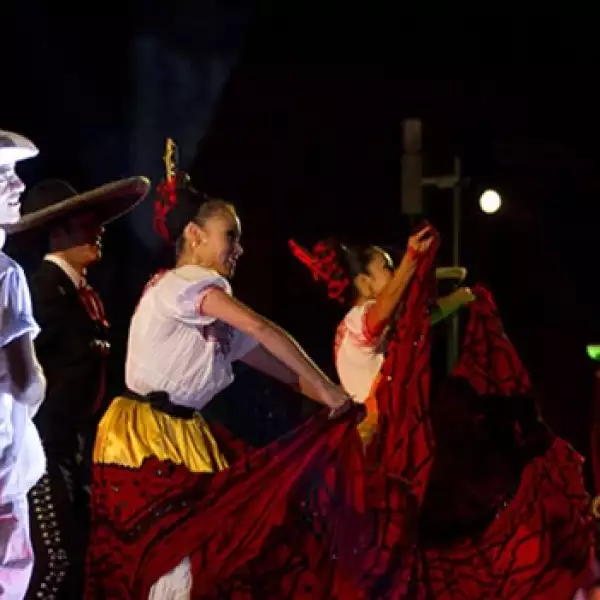 Bailarines y fuegos artificiales para festejar el Centenario de la Revolución