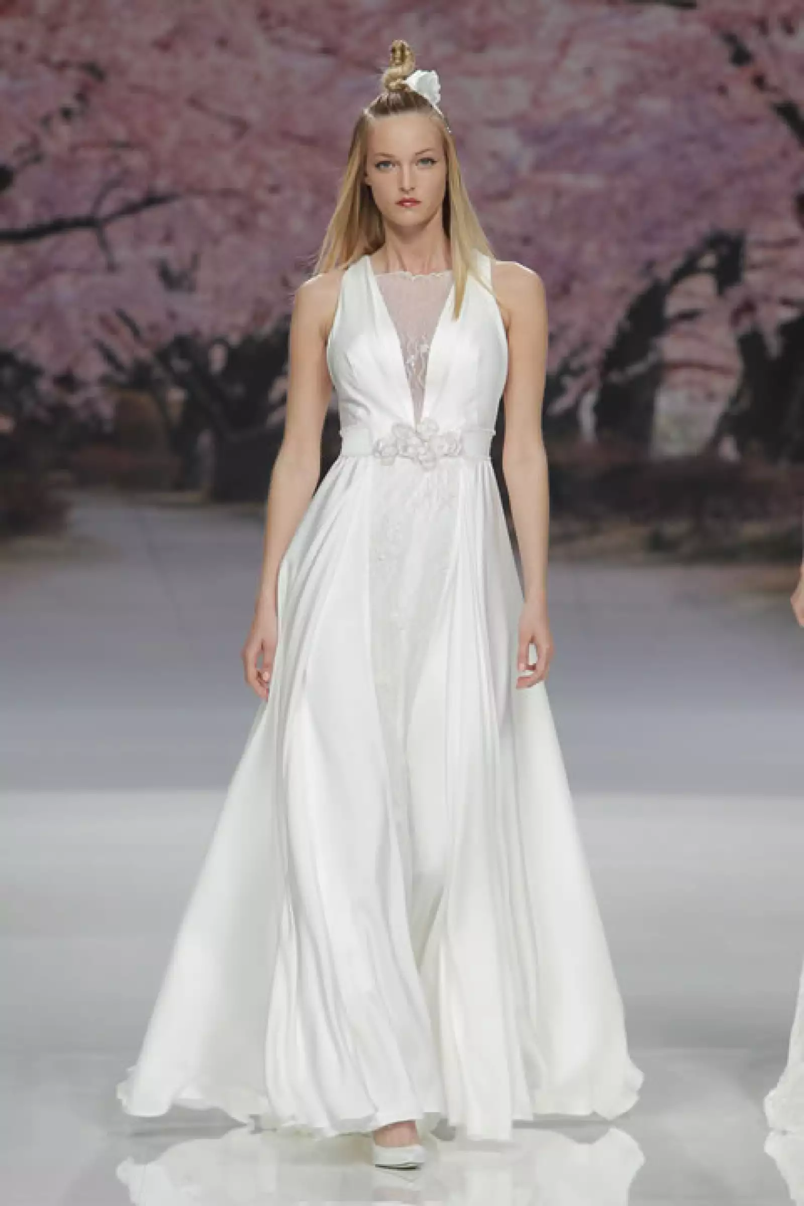 Por lo que las aplicaciones florales son de los detalles recurrentes de la colección.