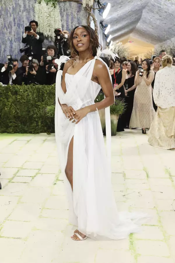 Ayo Edibiri en Dior