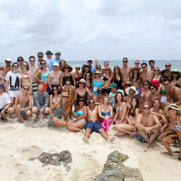 Aquí todos los invitados de Sofía posaron para la foto en grupo.