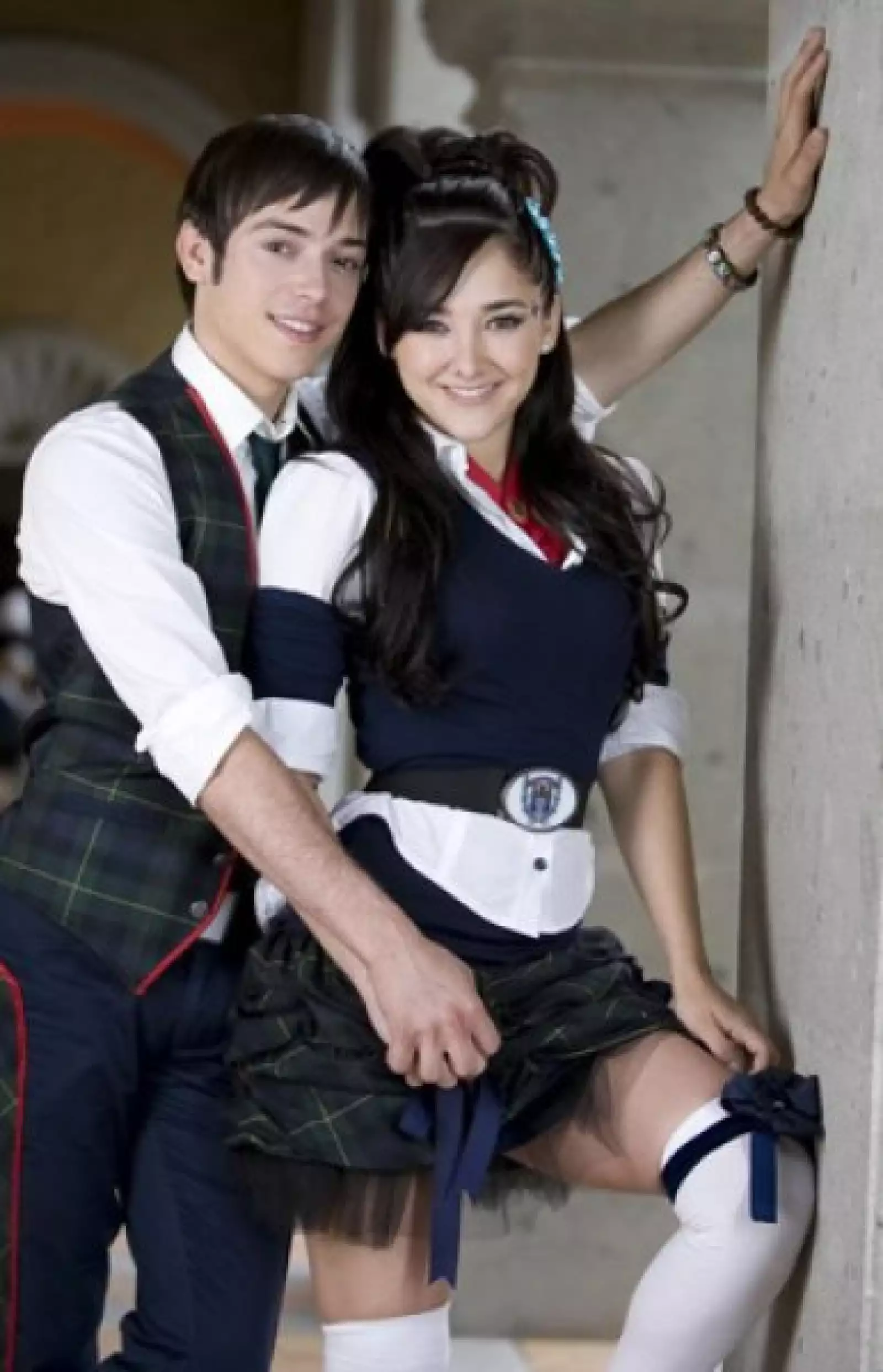 Camaleones deja ver a la guapa Sherlyn como una estudiante muy sexy y novia de Pee Wee.