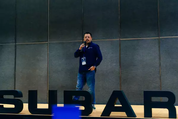 Foto de Andrés Álvarez, gerente de Marketing de Subaru México, durante su participación en la presentación del prototipo SUV eléctrico.