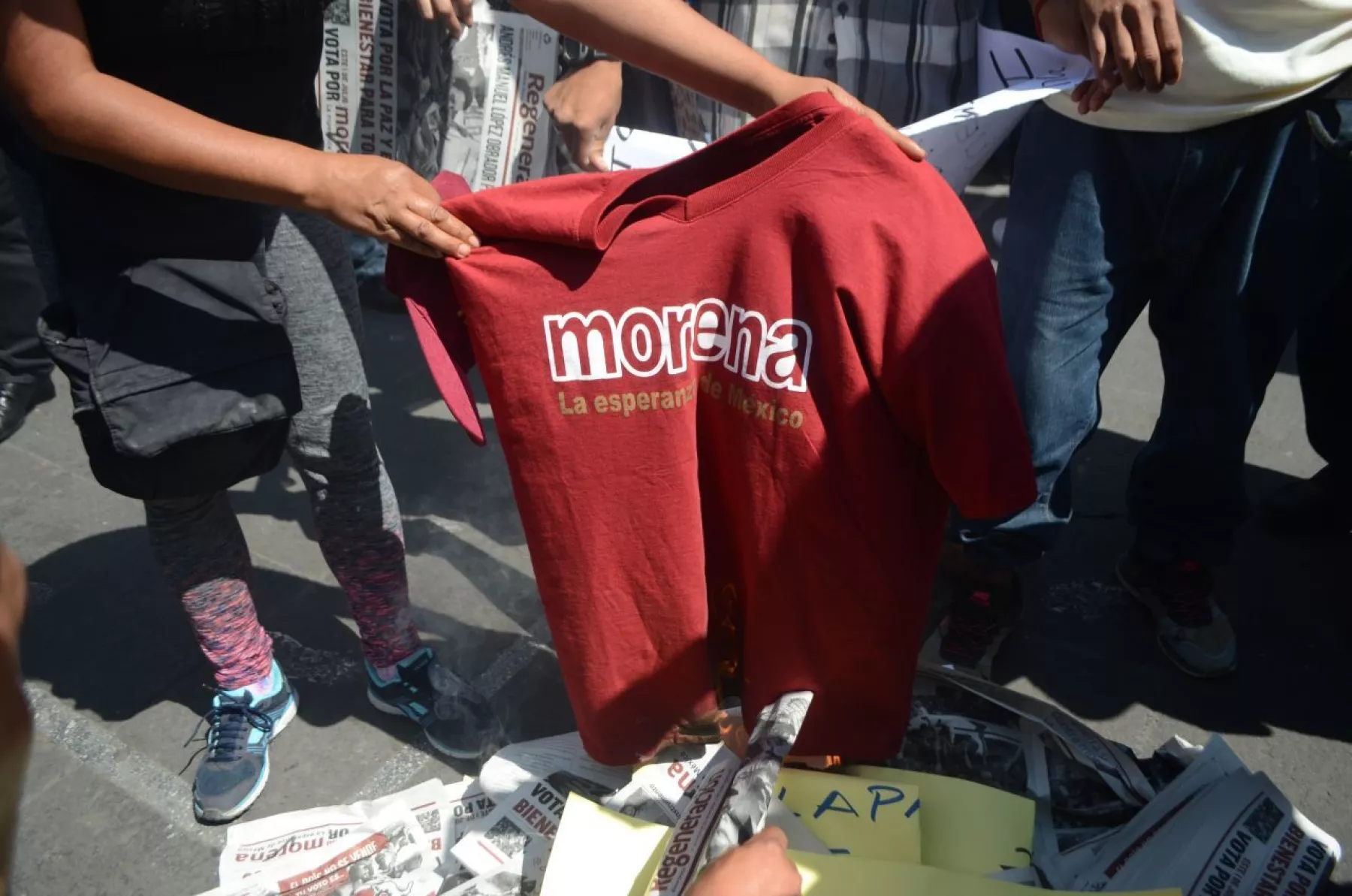 XALAPA, VERACRUZ, 05JUNIO2018.- Un grupo de personas provenientes del municipio de Emiliano Zapata y vestidos con playeras de MORENA protestaron en la plaza Sebastian Lerdo quemando cartulinas y las mismas playeras que portaban en contra de dicho partido político.
FOTO: ALBERTO ROA /CUARTOSCURO.COM