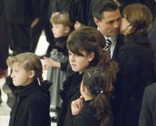 Durante la ceremonia, los novios se dieron muestras de cariño.