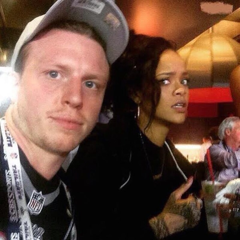 Al parecer el superbowl también trajo al mundo de internet una imagen divertida de Rihanna.