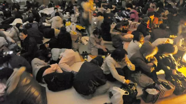 La mayoría de las personas no han podido regresar a sus casas, y ahora se encuentran durmiendo en refugios temporales. En la imagen, uno de los centros en Sendai, en el noreste del país.